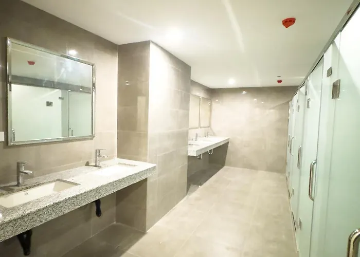 Spacious Near Of Dreams, Airport, Moa, Okada, Ayala Malls, And Solaire Casino With Free 5 Pool Access