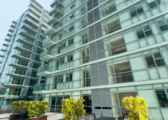 Spacious Near Of Dreams, Airport, Moa, Okada, Ayala Malls, And Solaire Casino With Free 5 Pool Access Manila