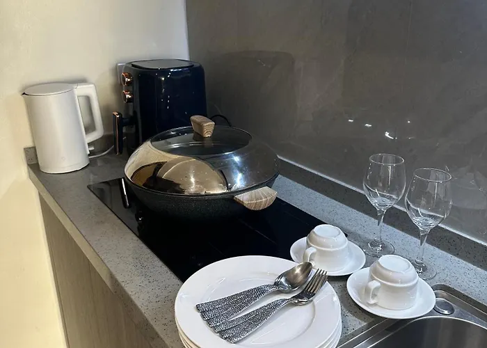 Spacious Near Of Dreams, Airport, Moa, Okada, Ayala Malls, And Solaire Casino With Free 5 Pool Access